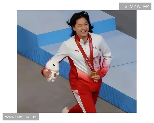 全红婵回家路上还在啃苹果，这届顶流冠军怎么连零食都省着吃？